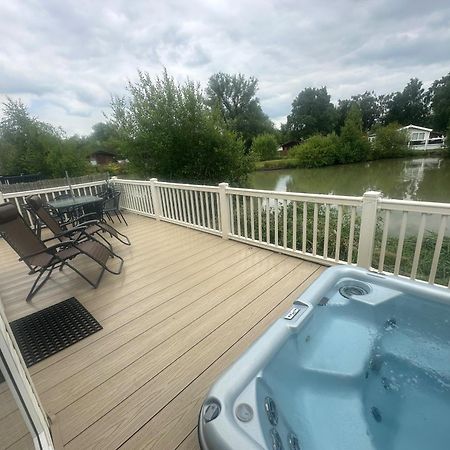 Luxury Lakeside Lodge L2 With Hot Tub Situated At Tattershall Lakes Country Park Esterno foto