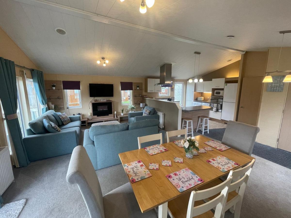 Luxury Lakeside Lodge L2 With Hot Tub Situated At Tattershall Lakes Country Park Esterno foto