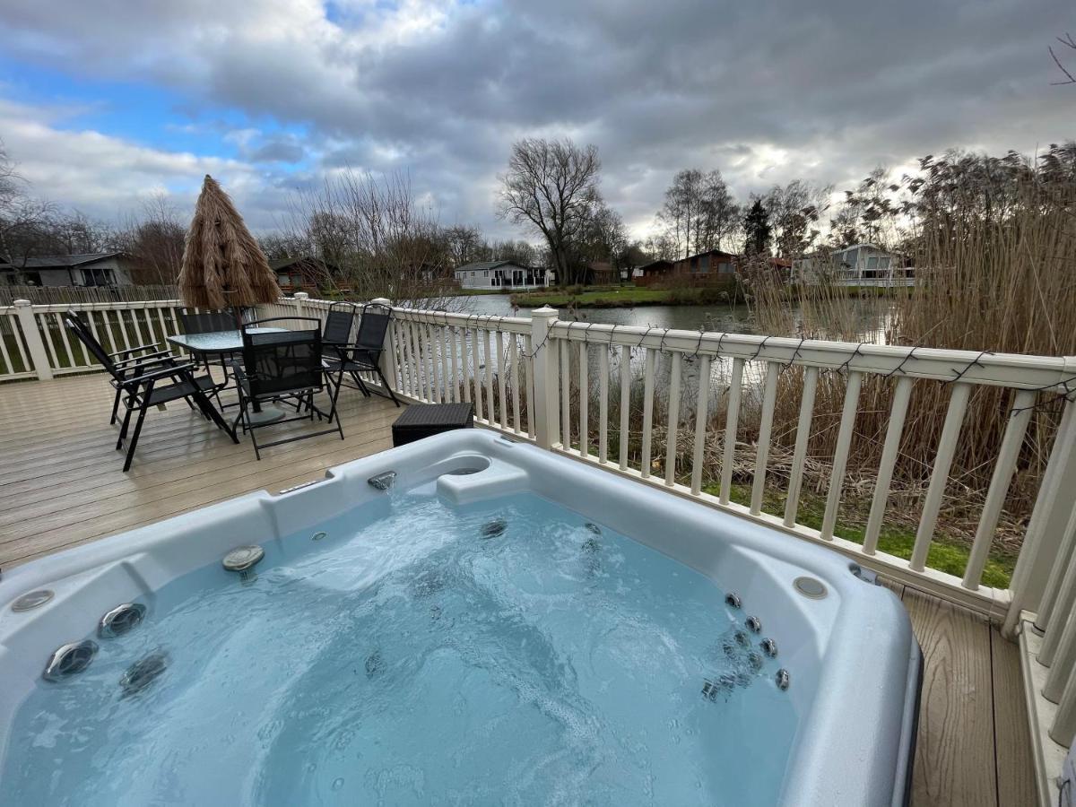 Luxury Lakeside Lodge L2 With Hot Tub Situated At Tattershall Lakes Country Park Esterno foto