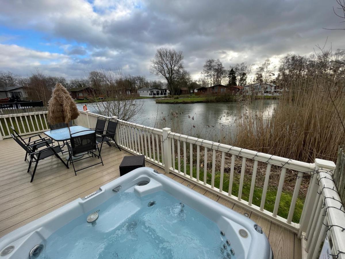 Luxury Lakeside Lodge L2 With Hot Tub Situated At Tattershall Lakes Country Park Esterno foto