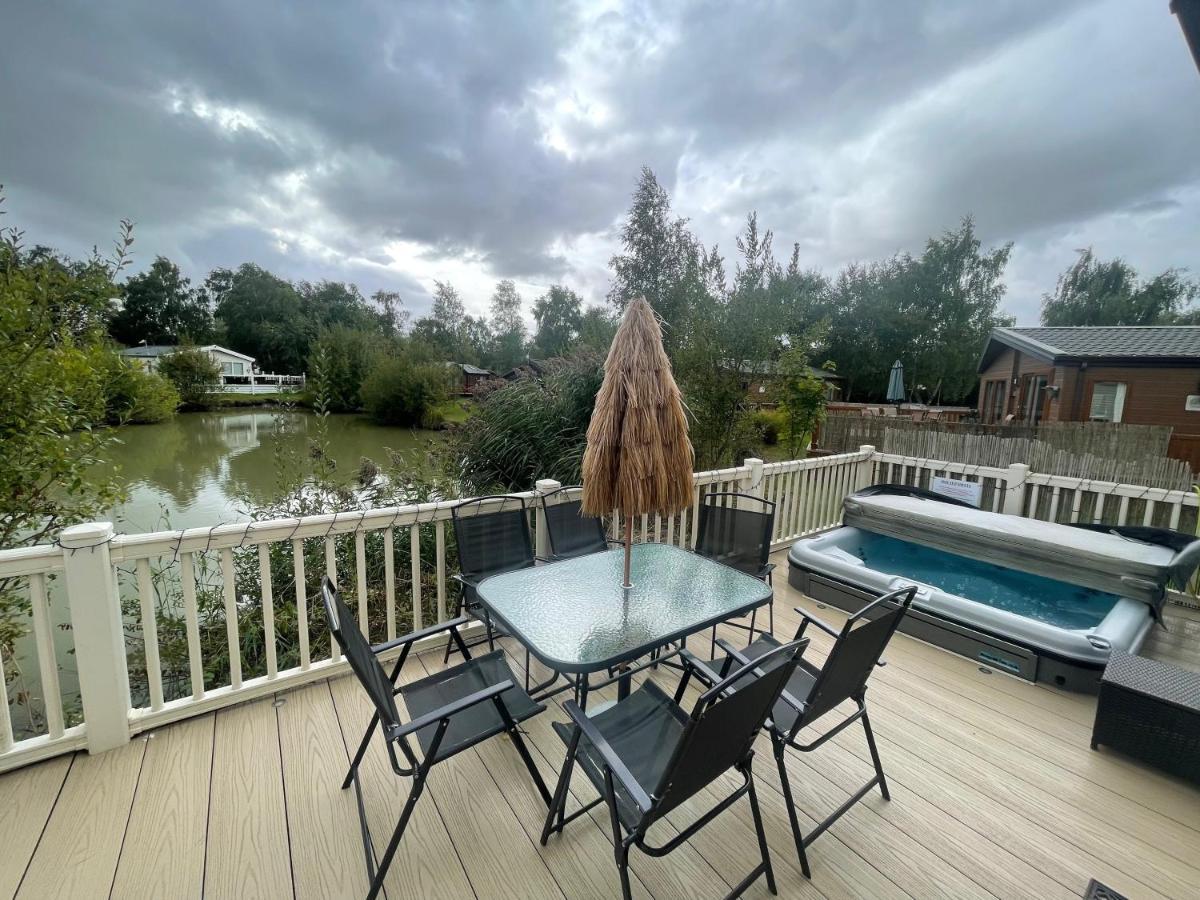 Luxury Lakeside Lodge L2 With Hot Tub Situated At Tattershall Lakes Country Park Esterno foto