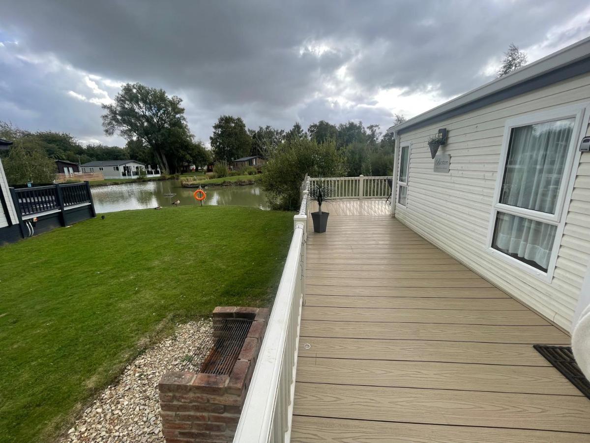 Luxury Lakeside Lodge L2 With Hot Tub Situated At Tattershall Lakes Country Park Esterno foto