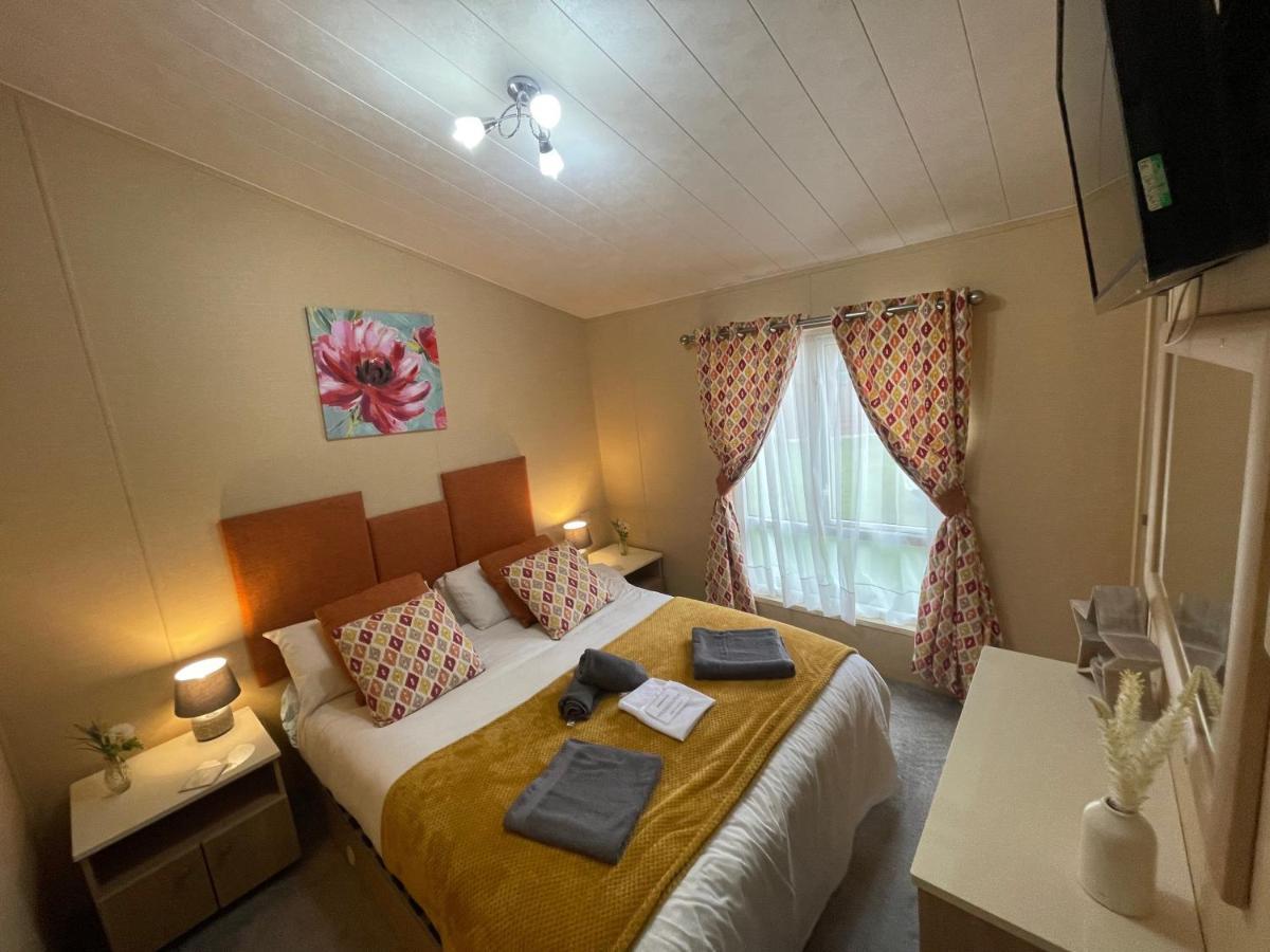 Luxury Lakeside Lodge L2 With Hot Tub Situated At Tattershall Lakes Country Park Esterno foto