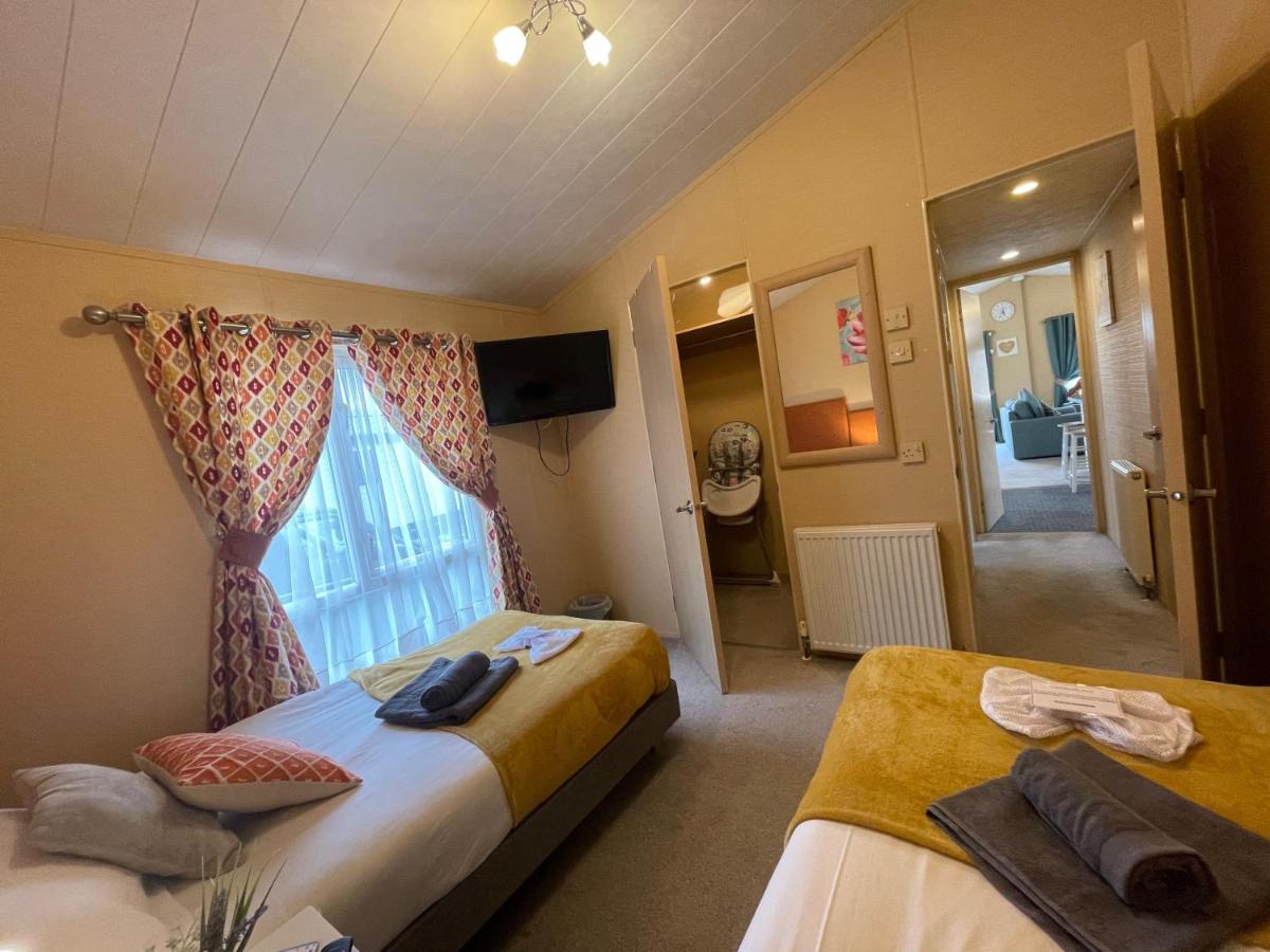Luxury Lakeside Lodge L2 With Hot Tub Situated At Tattershall Lakes Country Park Esterno foto