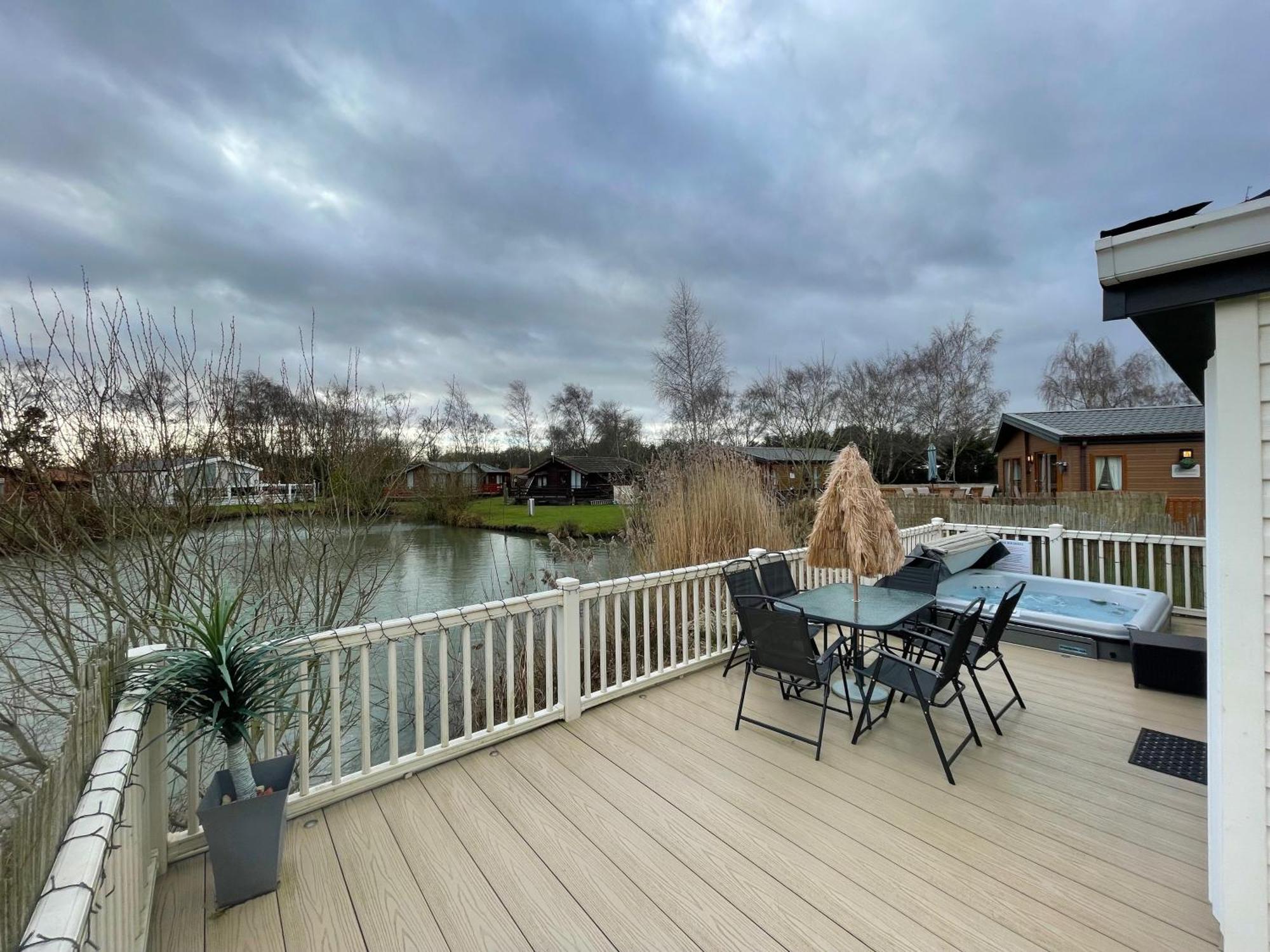Luxury Lakeside Lodge L2 With Hot Tub Situated At Tattershall Lakes Country Park Esterno foto
