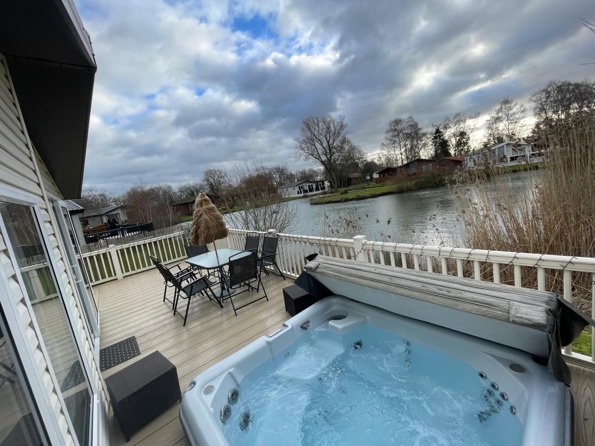 Luxury Lakeside Lodge L2 With Hot Tub Situated At Tattershall Lakes Country Park Esterno foto