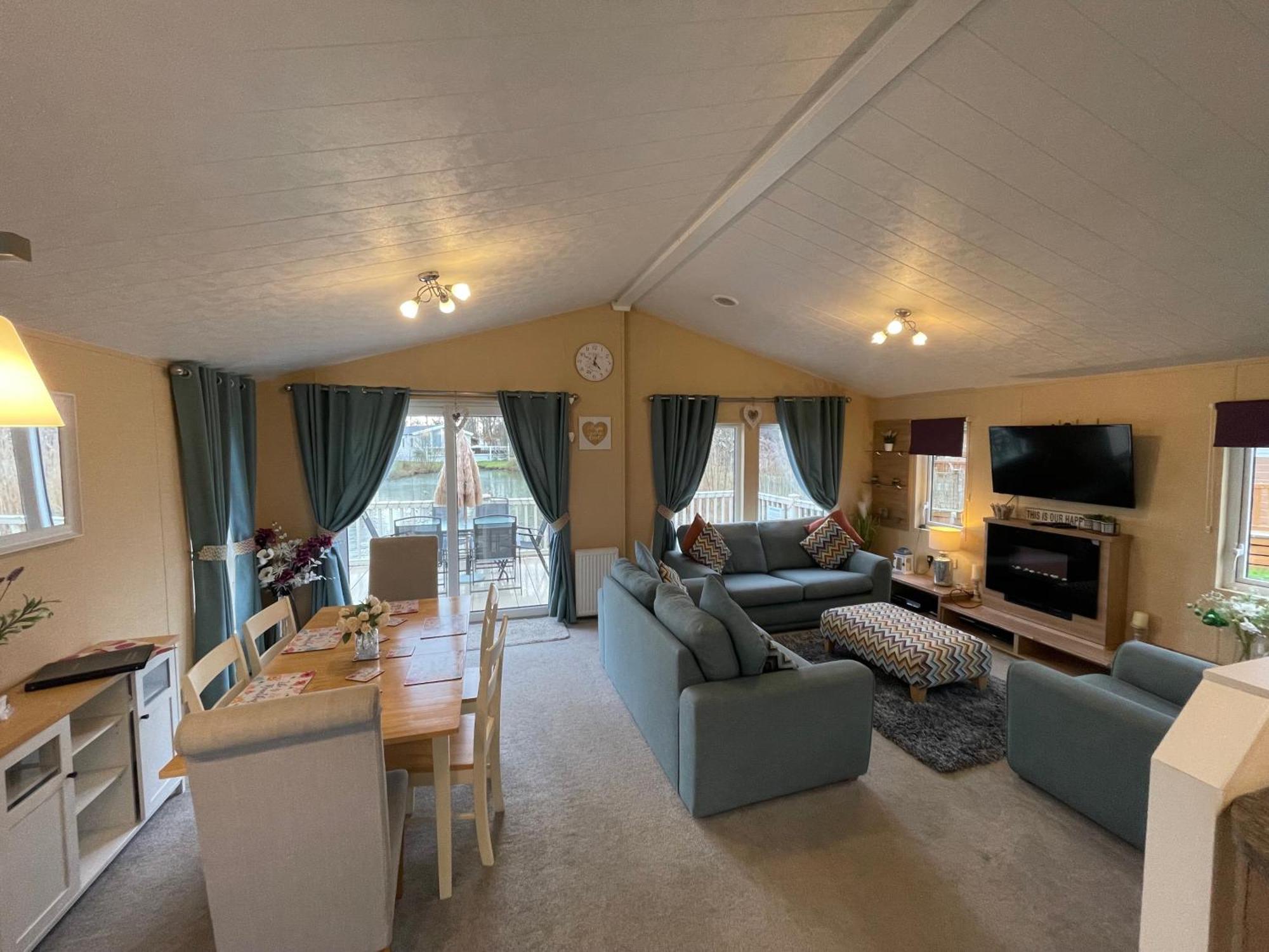 Luxury Lakeside Lodge L2 With Hot Tub Situated At Tattershall Lakes Country Park Esterno foto